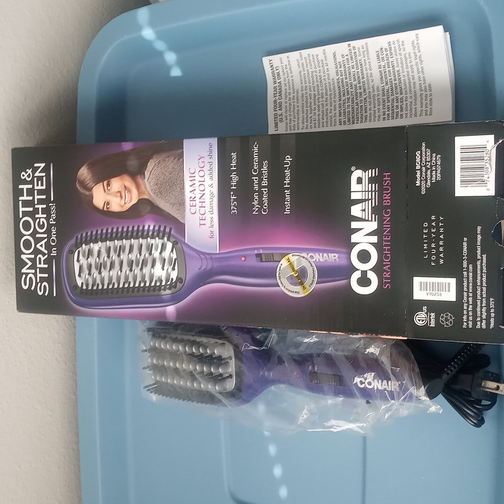 Conair Straightening Brush.   (S)